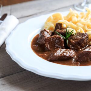 CIVET DE CERF SAUCE AU PINOT NOIR