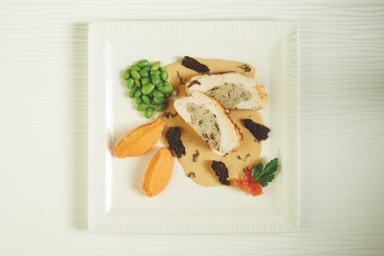 SUPRÊME DE CHAPON FERMIER FARCI AUX MORILLES