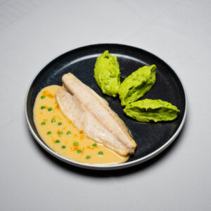 FILET DE BAR À L'UNILATÉRAL SAUCE CARDINAL