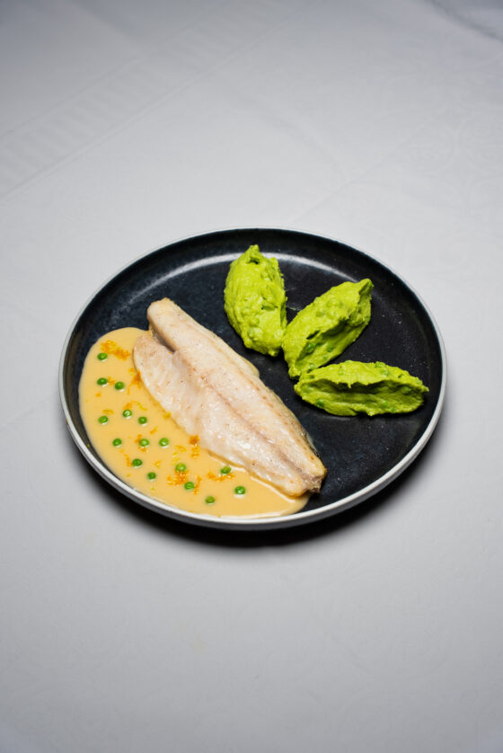 FILET DE BAR À L&rsquo;UNILATÉRAL SAUCE CARDINAL