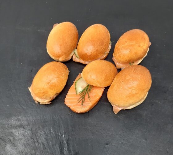 MINI NAVETTE BRIOCHÉES AU SAUMON FUMÉ ET CRÈME DE RAIFORT DOUX 6 pièces